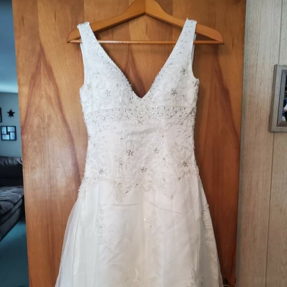 Nwt wedding dress, - Picture 2 of 7